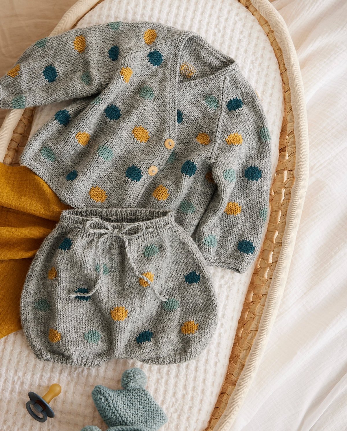 Baby cardigan pattern Laurie