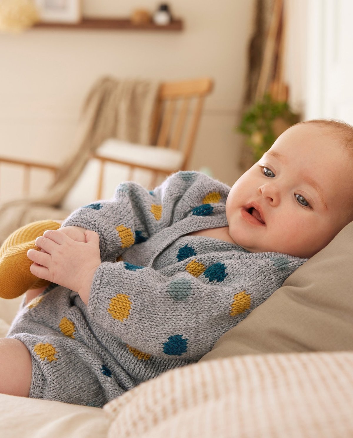 Baby cardigan pattern Laurie