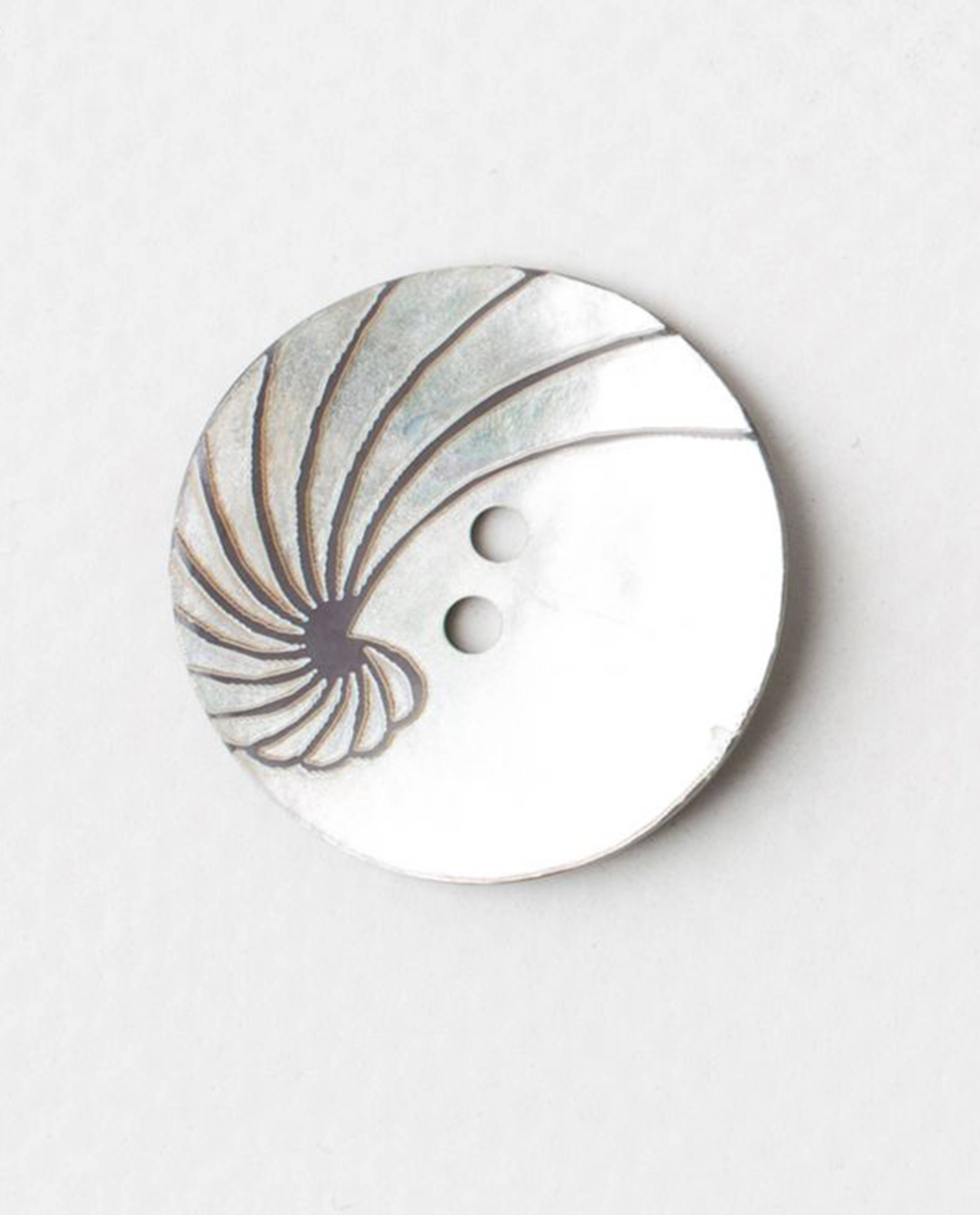 Bouton Nacré Gravé Fantaisie - 20mm