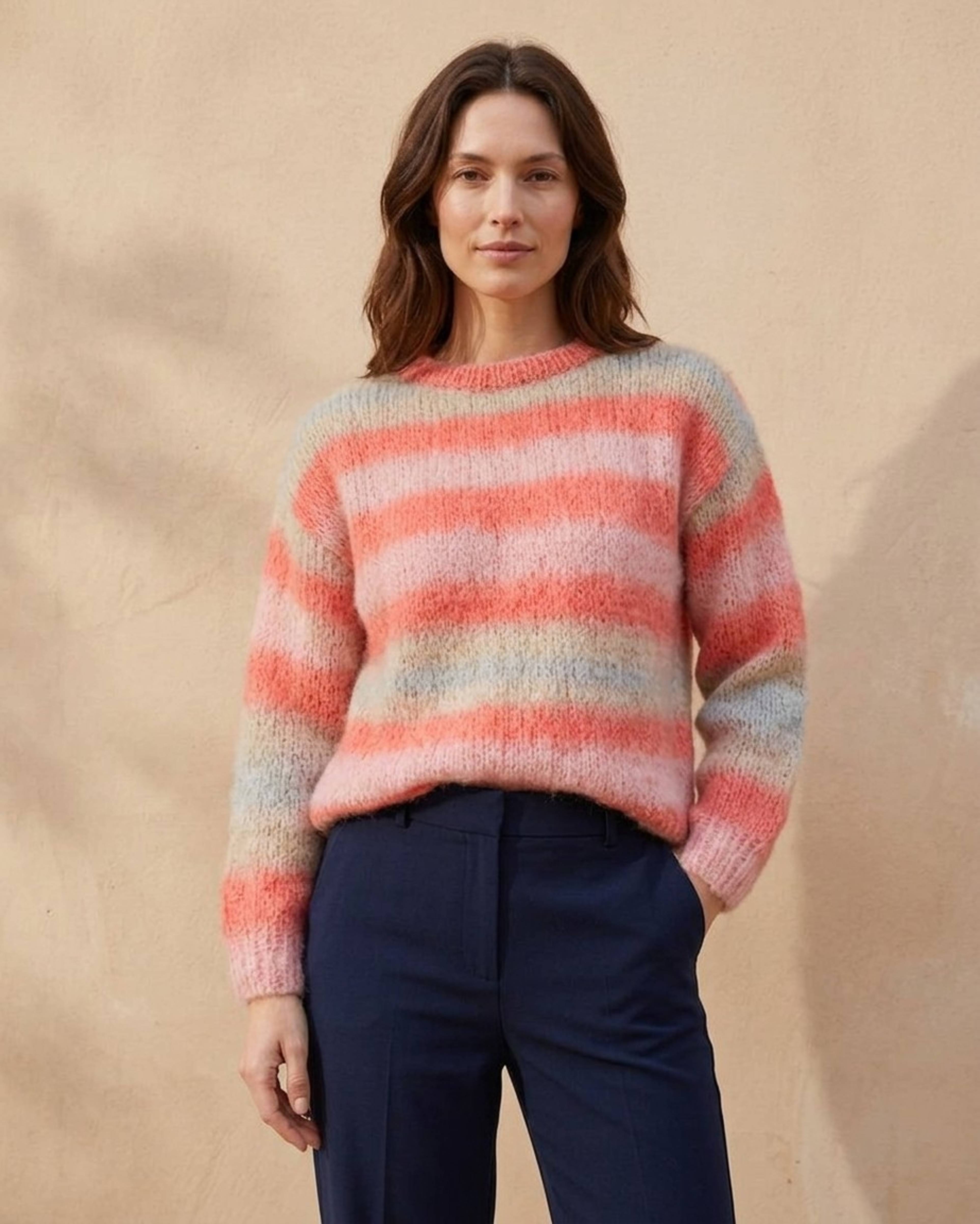 Women's Sweater Model Gabriela