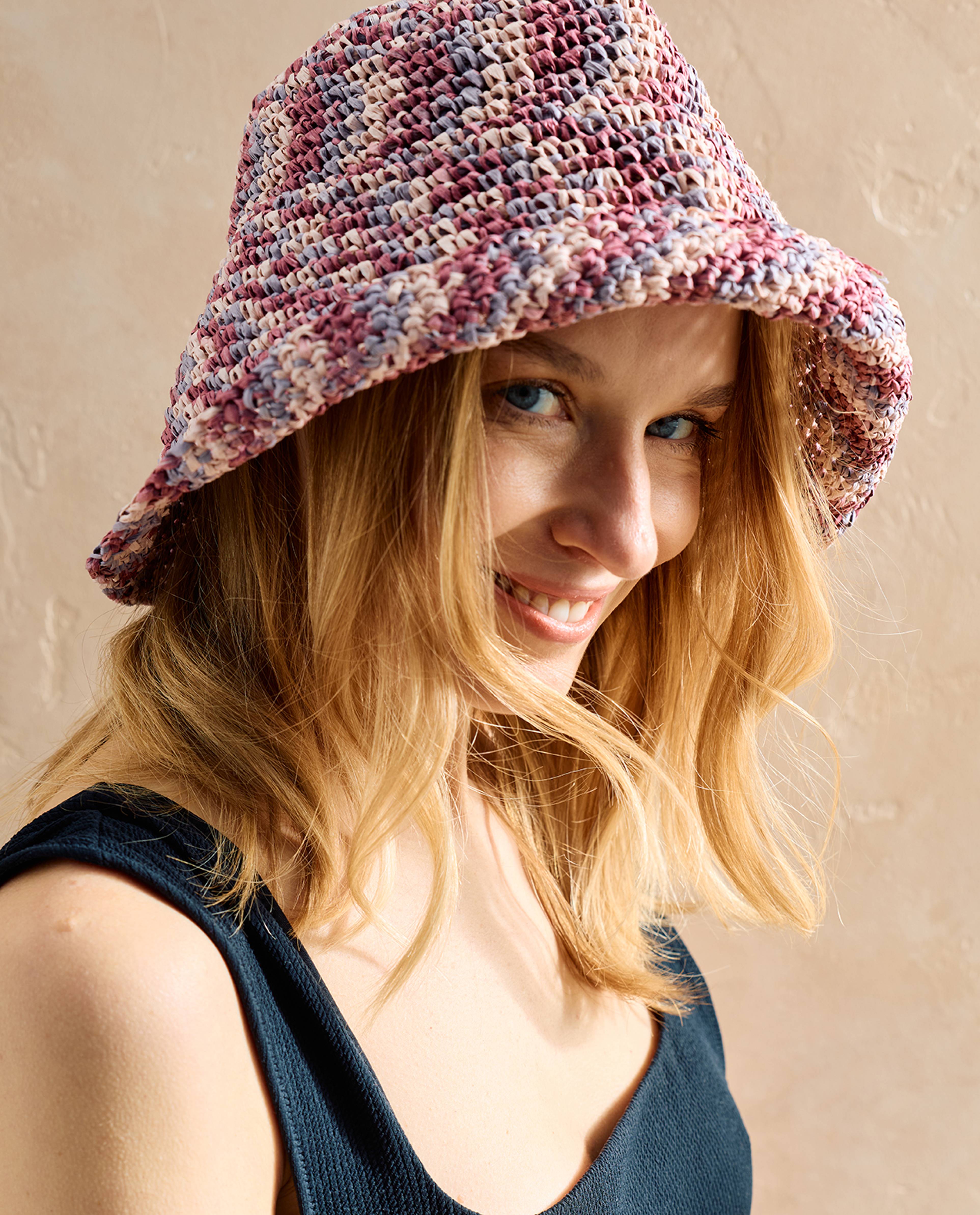 Modèle Accessoire Chapeau Julia