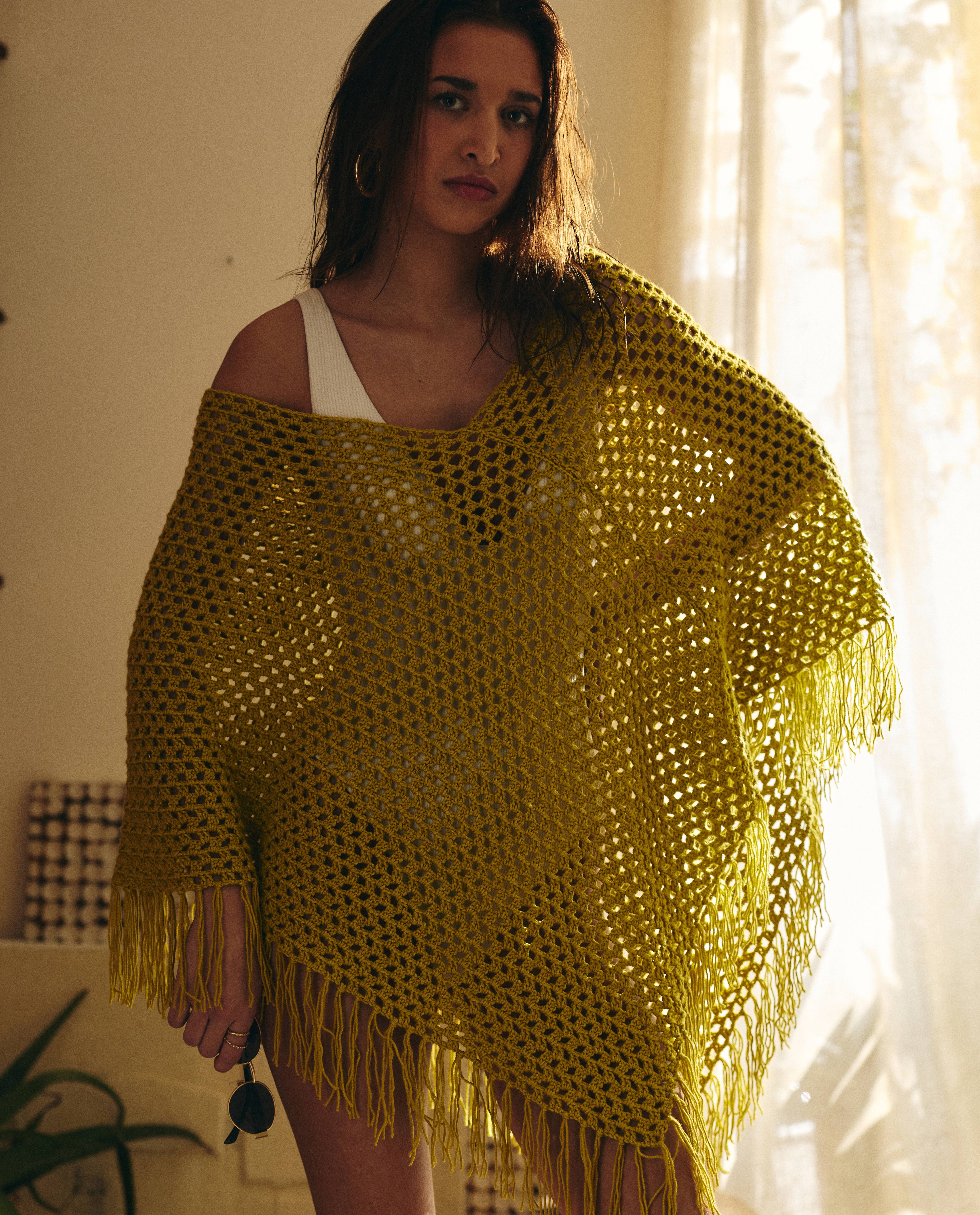 Vrouwelijke Poncho Model Oriata