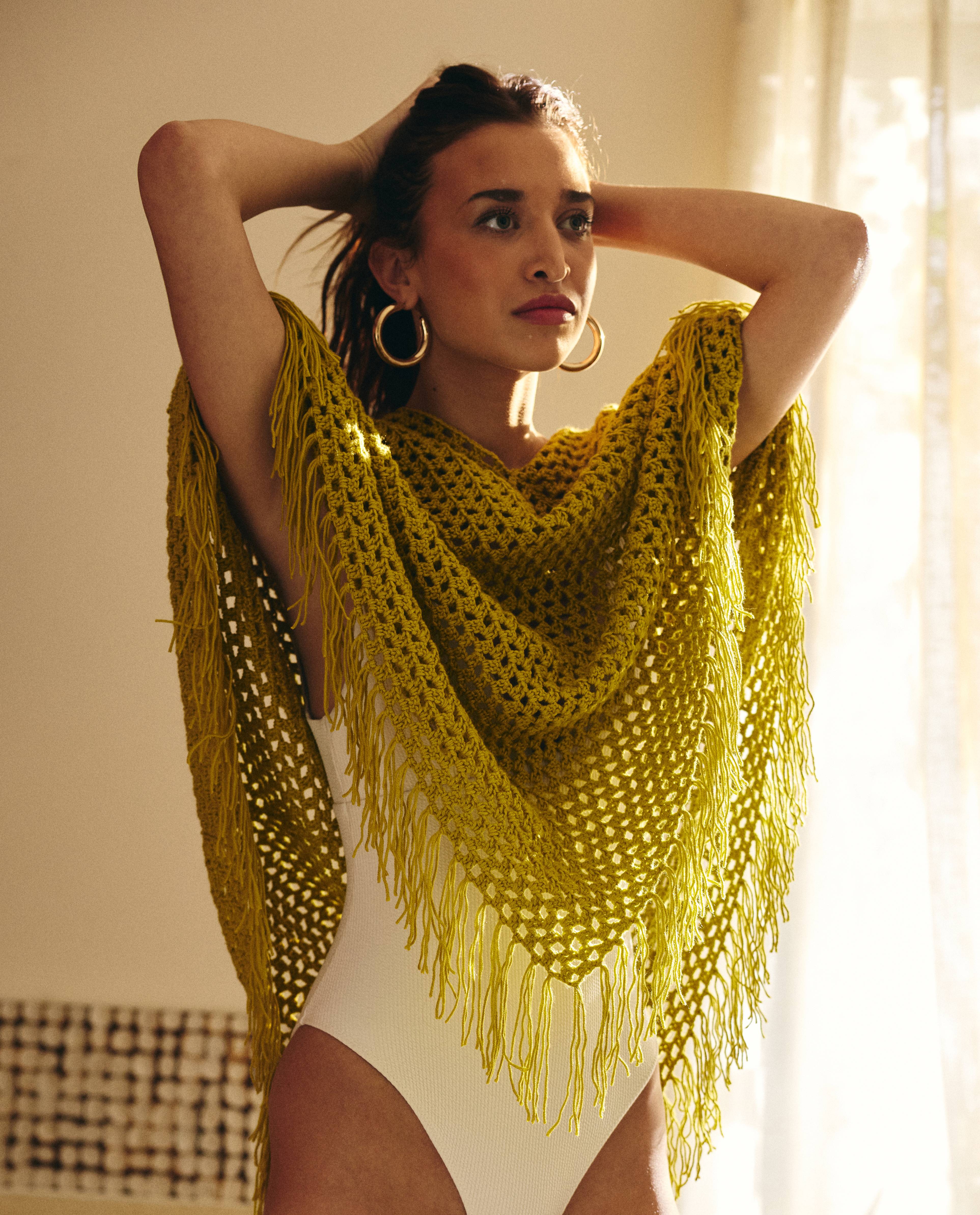 Vrouwelijke Poncho Model Oriata