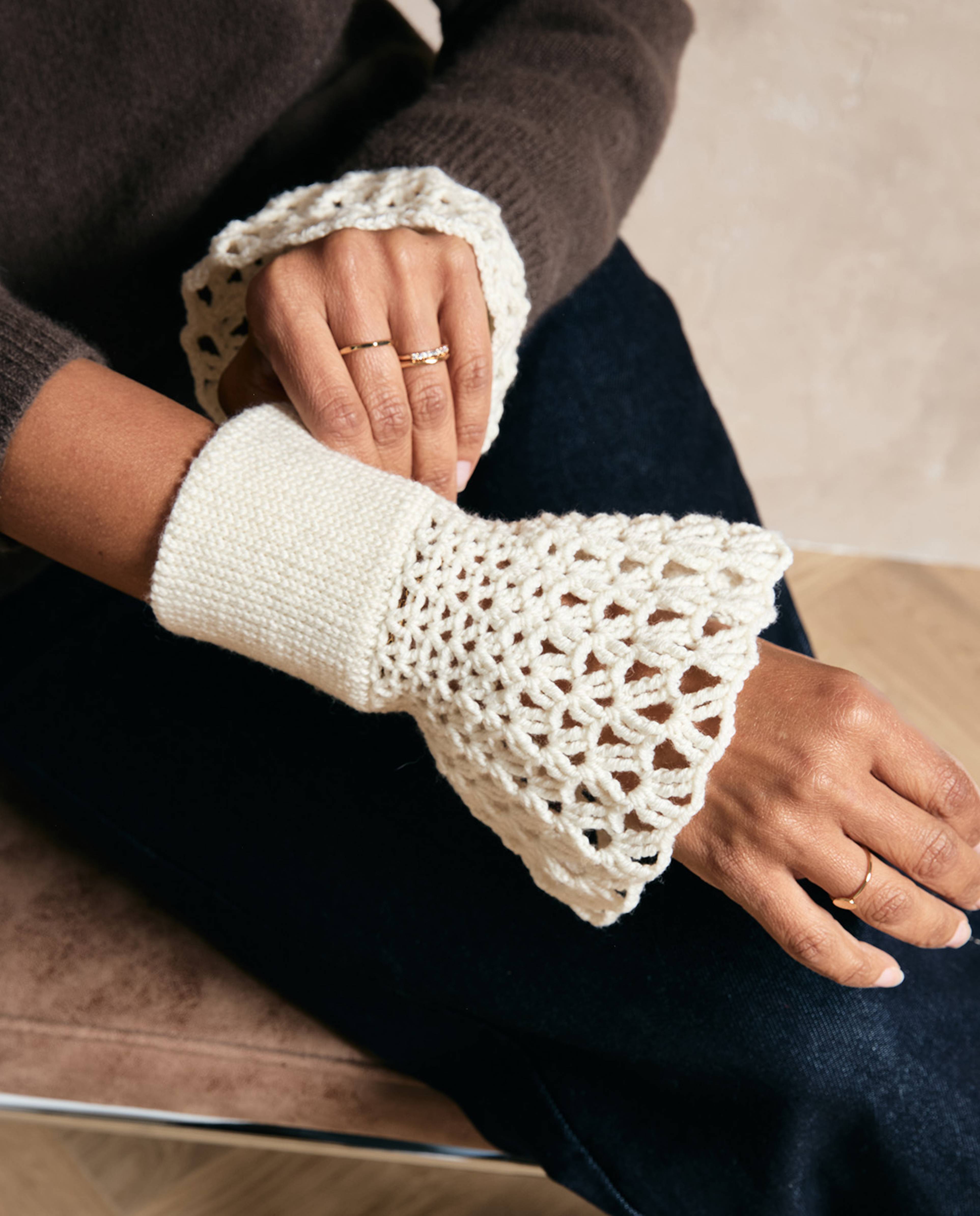 Azéma Collar and Mittens Accessories Pattern