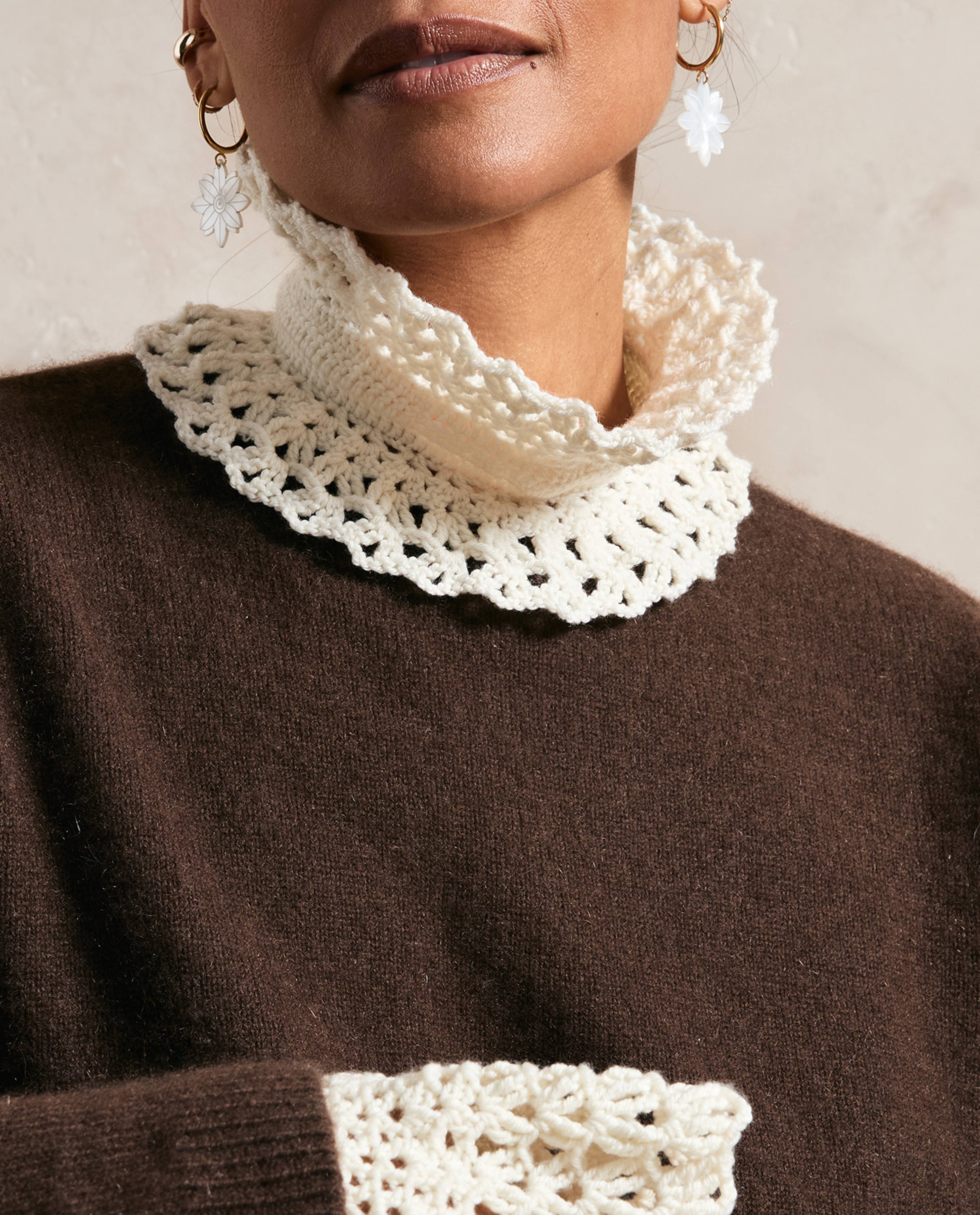 Azéma Collar and Mittens Accessories Pattern