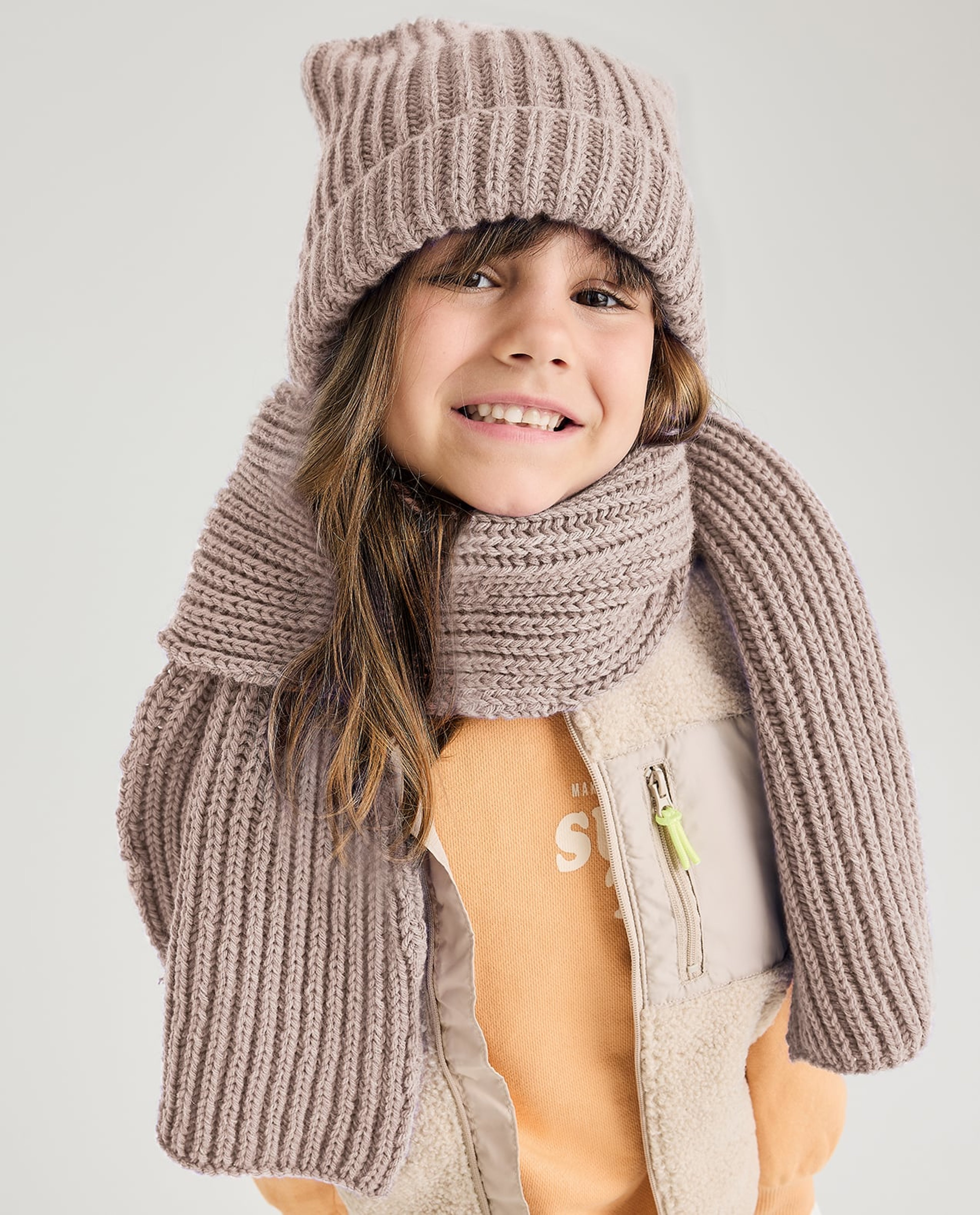 Girl's Daisy Hat and Scarf Pattern