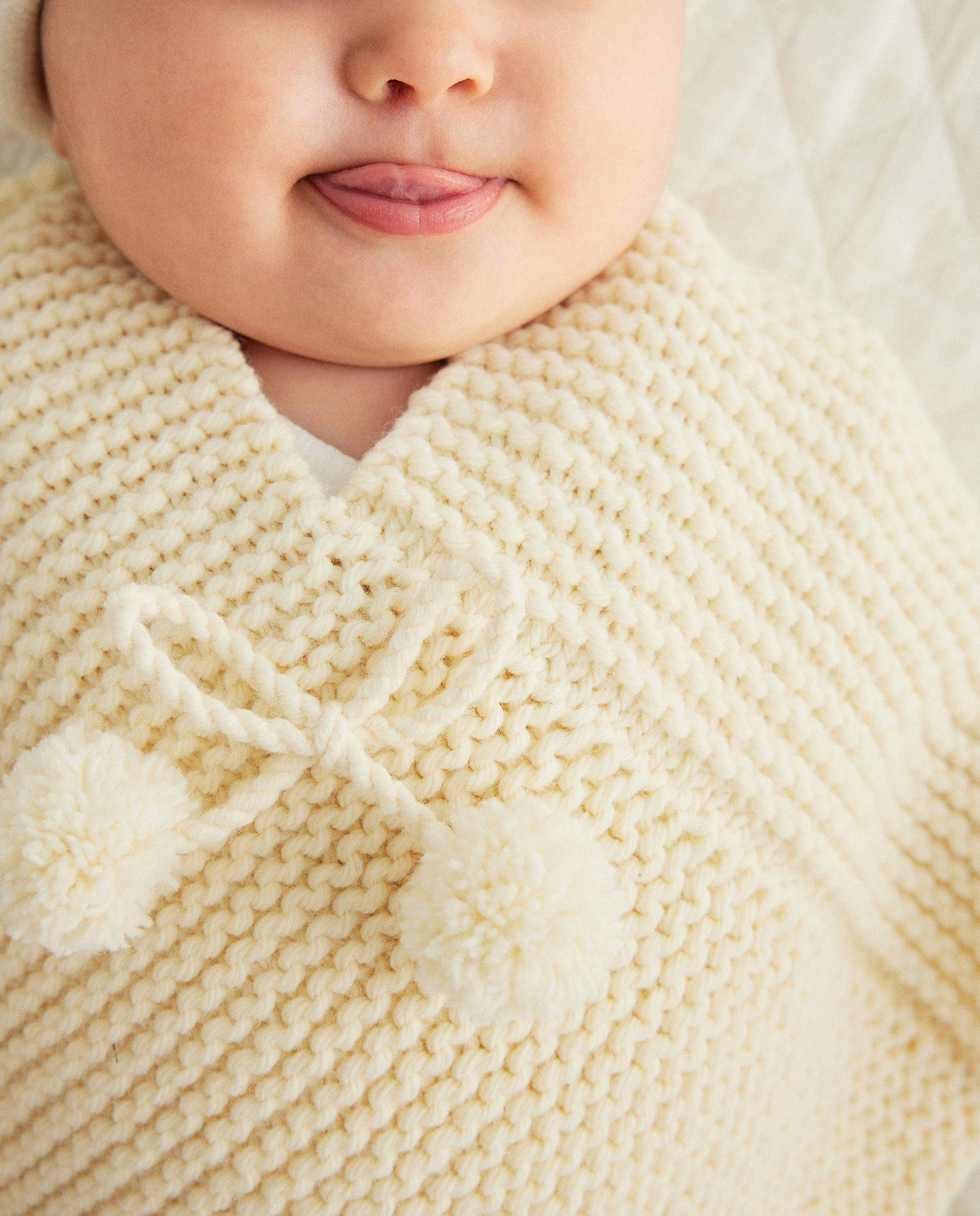 Baby Poncho Model Bowie