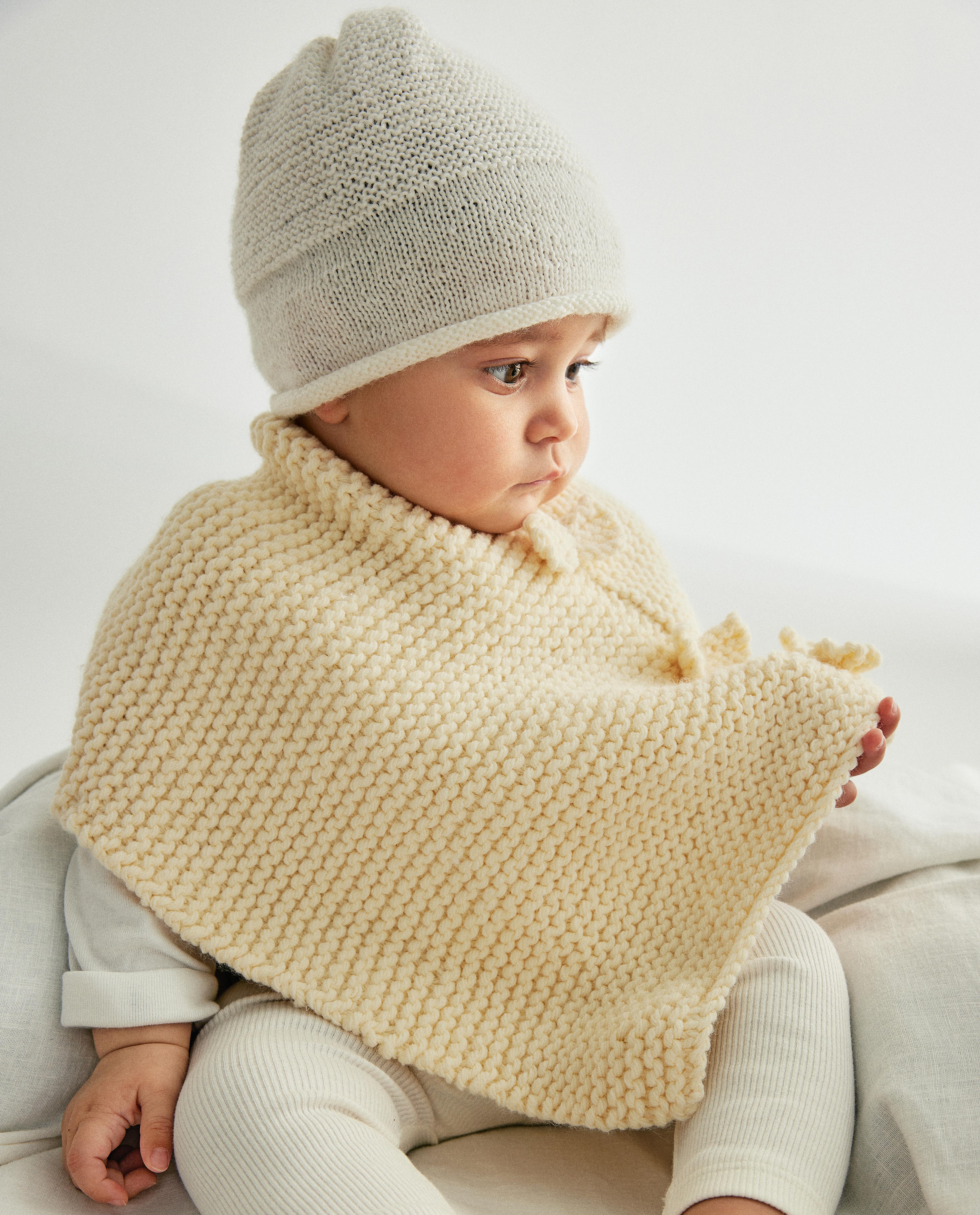 Layette Poncho Model Bowie
