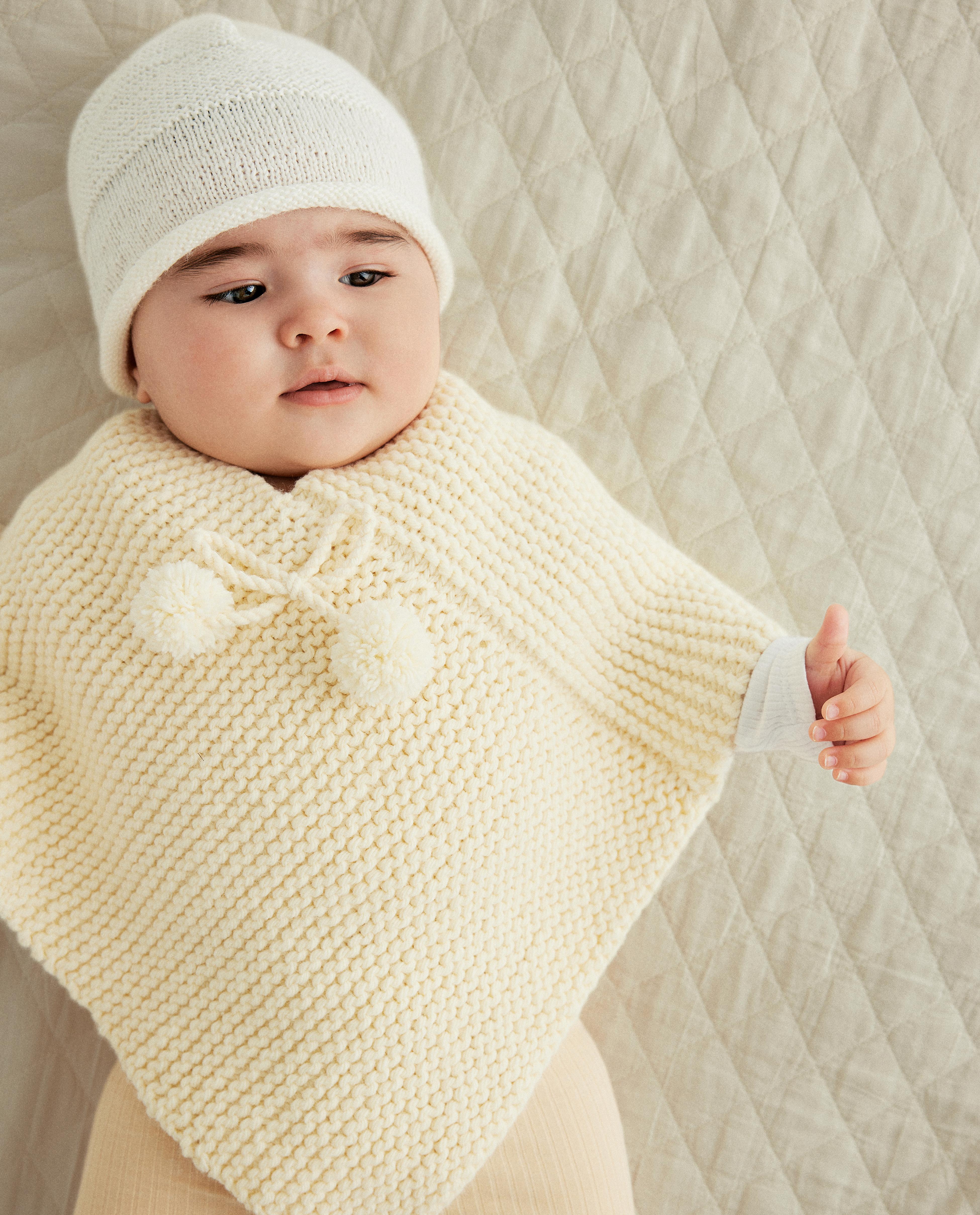 Layette Poncho Model Bowie