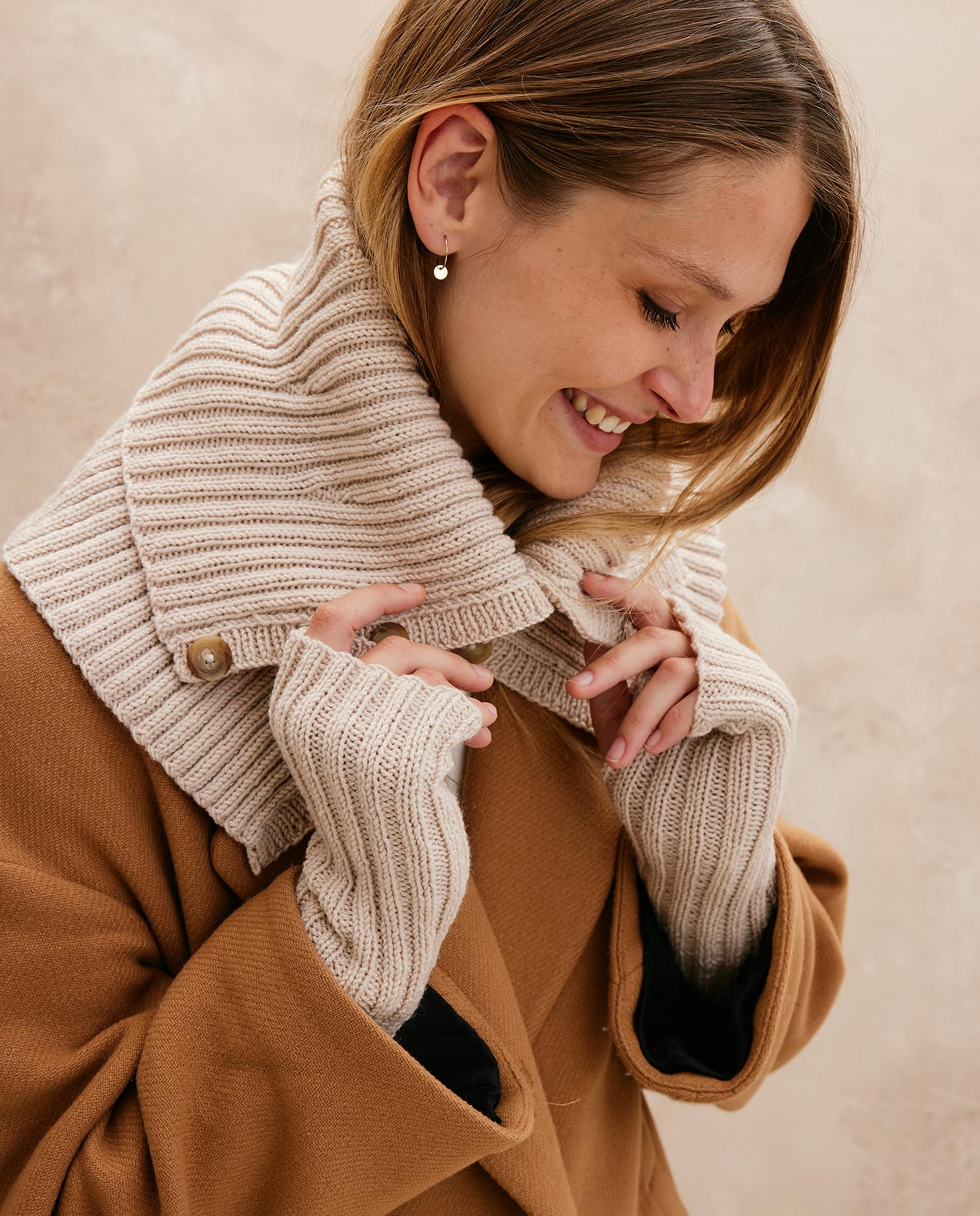 Model Accessoire Kraag en Handschoenen Tania