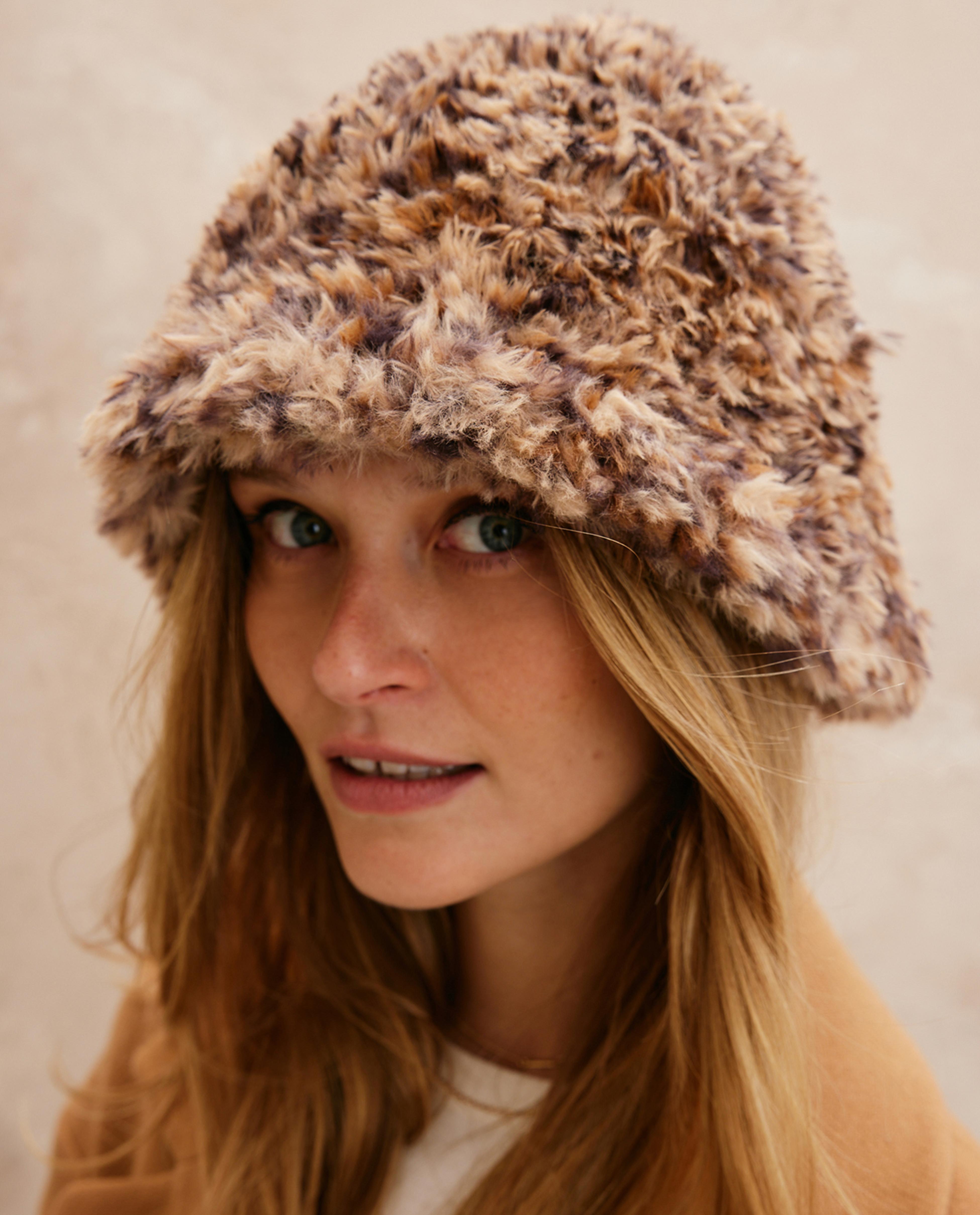 Modèle Femme Chapeau Sienne