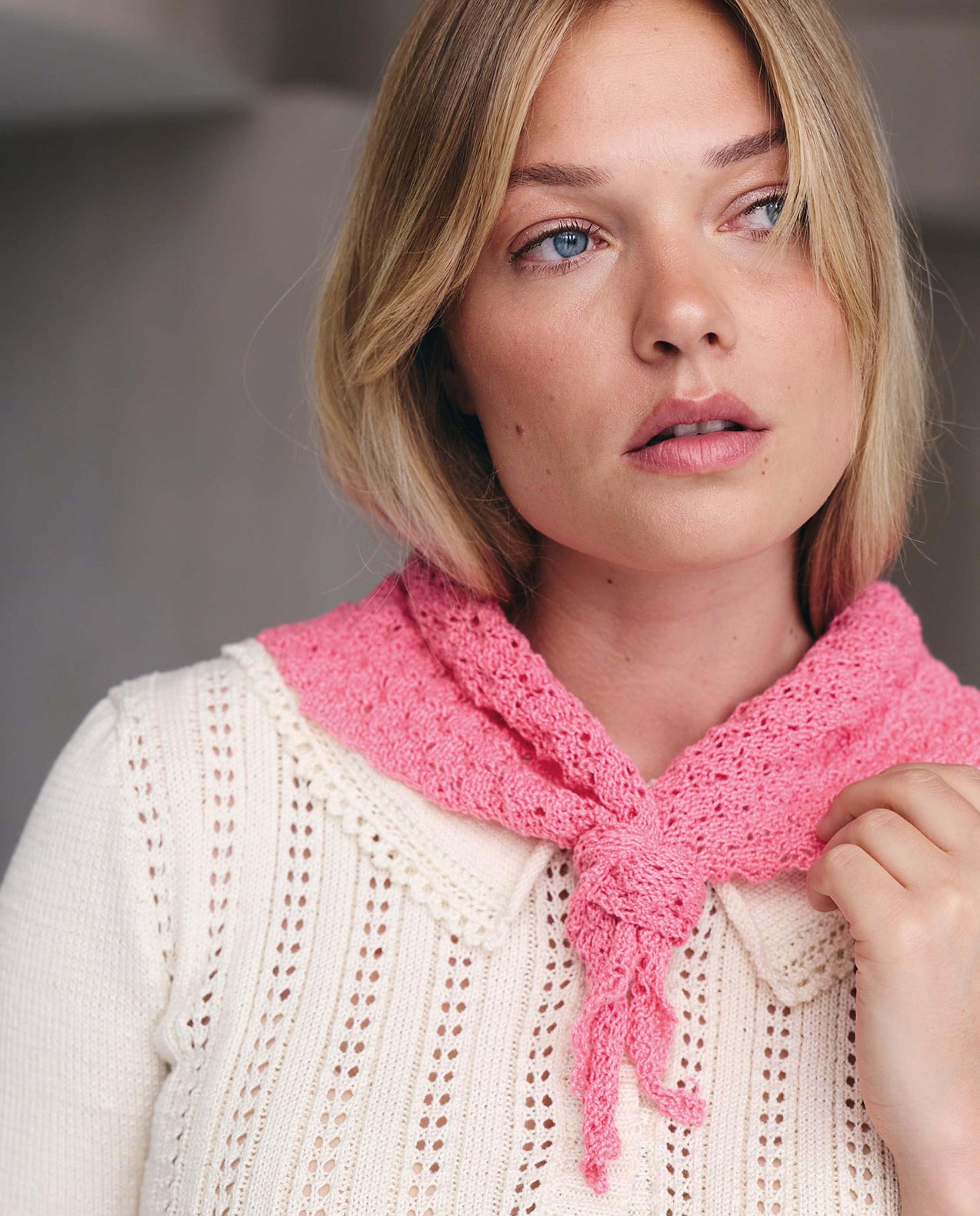 Kattie Women's Scarf Model